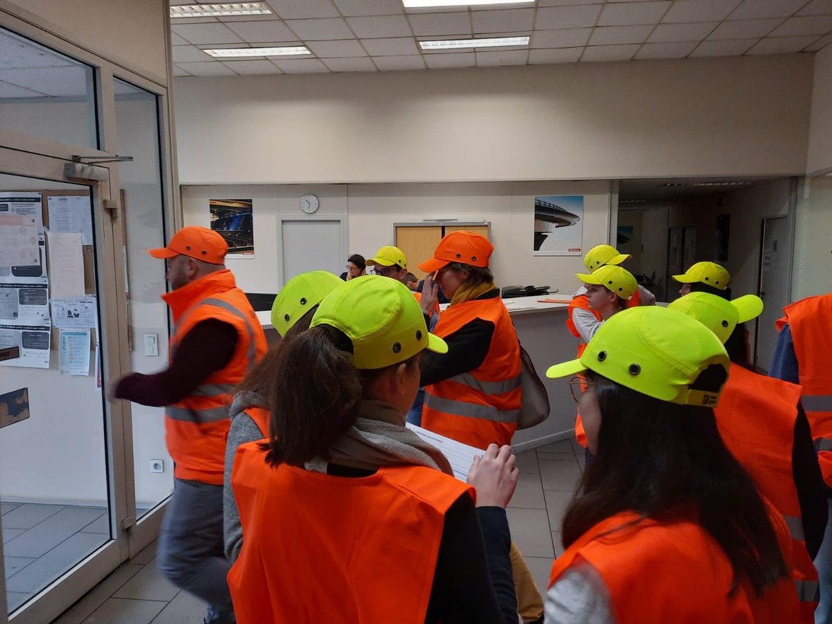 A-C Vialle, sous-préfète de Figeac, a lancé avec J. Hugon, président <a href="/CCILOT/">CCI du Lot</a>, la Semaine de l’industrie #SEDI2022 chez <a href="/MATIERETP/">Matière®</a> 👩‍🏭👨‍🏭
L’objectif ? ➡️ Faire découvrir aux jeunes les potentialités et la richesse des métiers de l’industrie 🏭
➕entreprises.gouv.fr/fr/actualites/… ⤵️