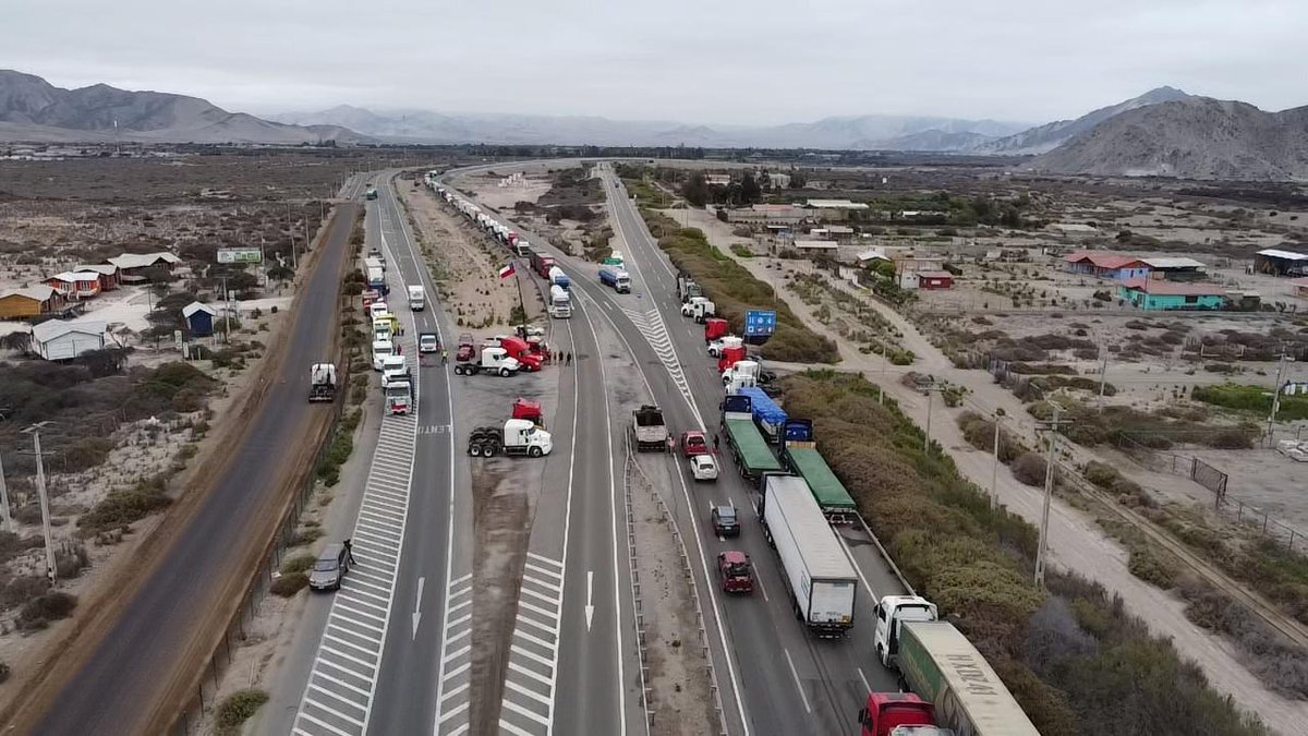 AgrupacinCoraz1's tweet photo. #Copiapo III Región Los colegas apoyando la movilización de La Fuerza del Norte
Necesitamos trabajar seguros y tranquilos
#CamionerosChilenos.
https://t.co/YA6qWIzZnJ
🚛♥️🇨🇱🇨🇱🇨🇱 https://t.co/uWQKHOor6K