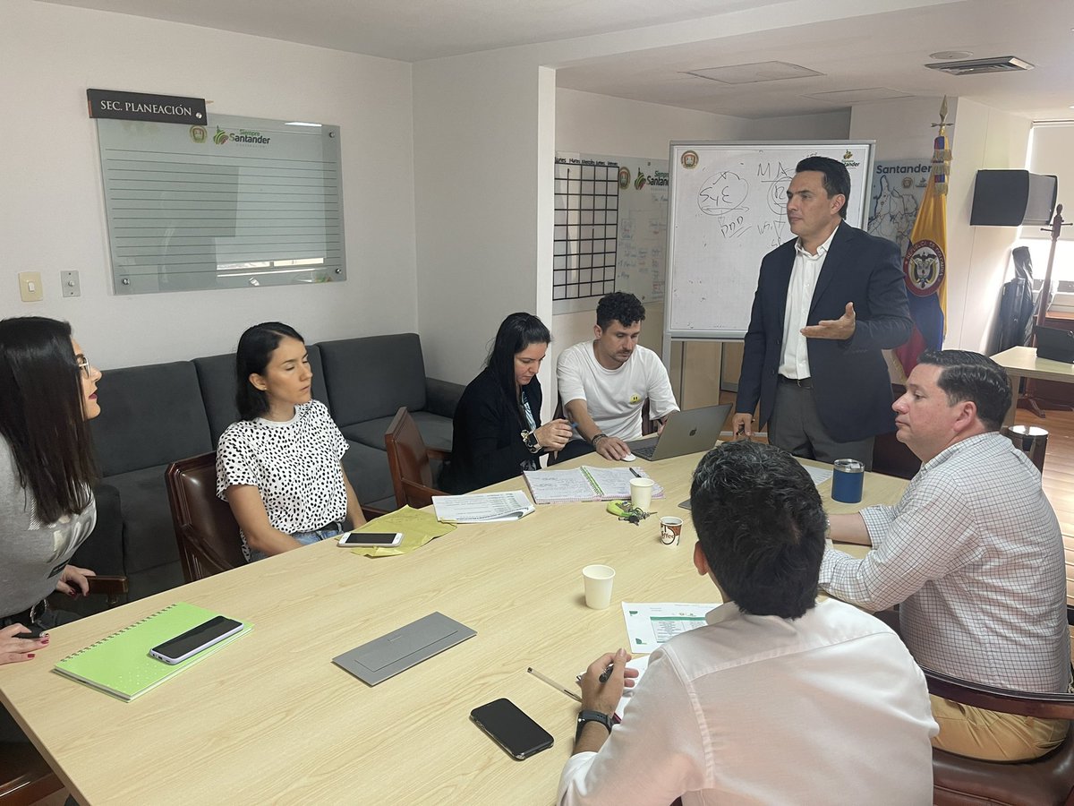 CesarGarciaCH's tweet photo. #FelizSemana desde muy temprano reunidos con el equipo de trabajo #PlaneaciónSantander revisando metas PDD y rendición de cuentas #DNP. 

Seguimos trabajando por un Santander más competitivo y menos vulnerable. https://t.co/ZGvLwhkq4x