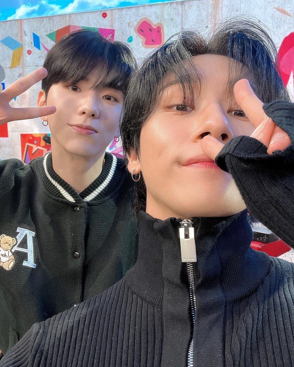 FROMHW2's tweet photo. 221121 #기현 #창균 소니뮤직케이팝 인스타그램 

아이엠(I.M)이 NAVER NOW. PLAY! 의 첫 게스트로 출연하였습니다. 호스트 기현, 밴드와 함께 한 아이엠의 라이브는 이후 NAVER NOW. 다시보기에서 확인하실 수 있습니다. https://t.co/0DV5AtAC0d