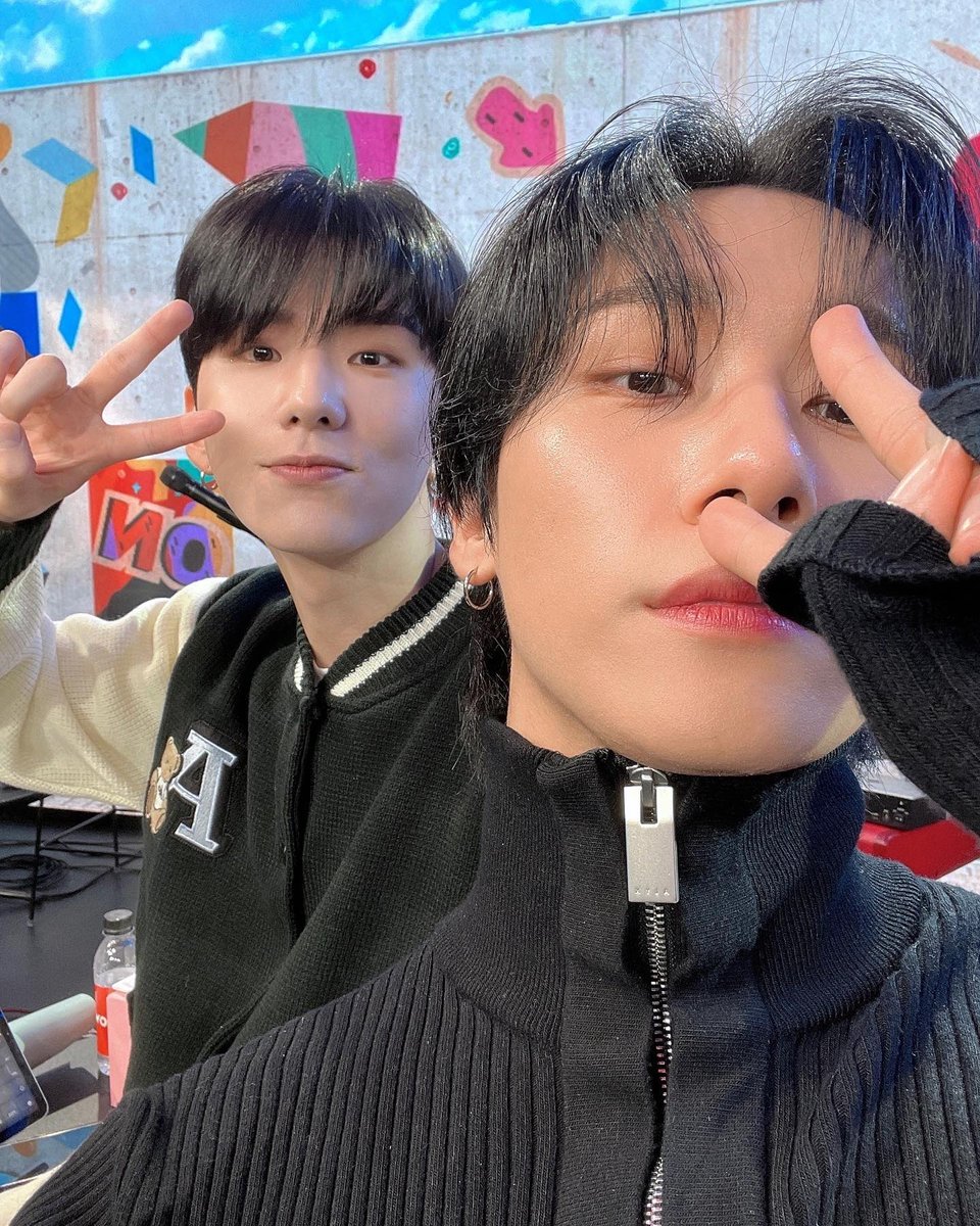 FROMHW2's tweet photo. 221121 #기현 #창균 소니뮤직케이팝 인스타그램 

아이엠(I.M)이 NAVER NOW. PLAY! 의 첫 게스트로 출연하였습니다. 호스트 기현, 밴드와 함께 한 아이엠의 라이브는 이후 NAVER NOW. 다시보기에서 확인하실 수 있습니다. https://t.co/0DV5AtAC0d