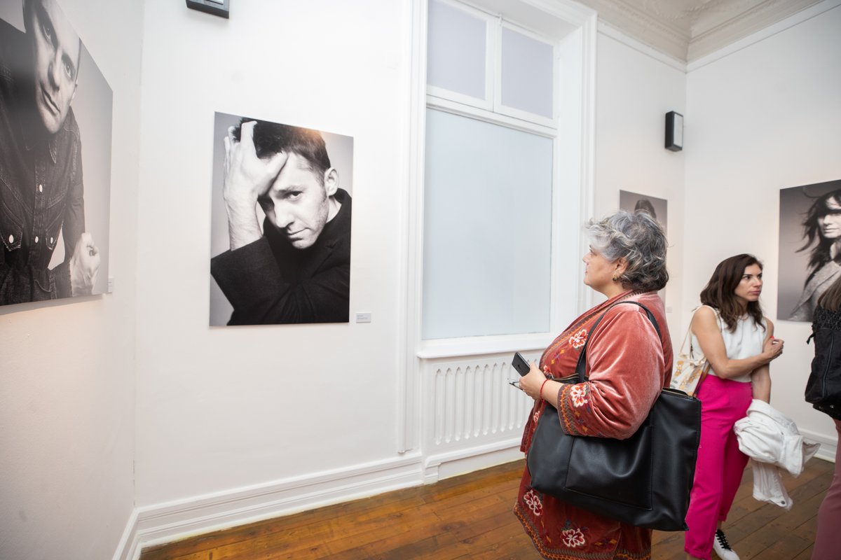 CulturaProvi's tweet photo. #FOTOGRAFÍA Hasta el 30 de dic, puedes visitar la muestra "Miradas" del artista #DanielGil que cuenta con 42 retratos de actores y actrices chilenos. Está abierta de lunes a sábado, de 10 a 18 hrs, en Av. Nueva Providencia 1995. Entrada liberada. ¡Te esperamos! https://t.co/4duBLZIiTh