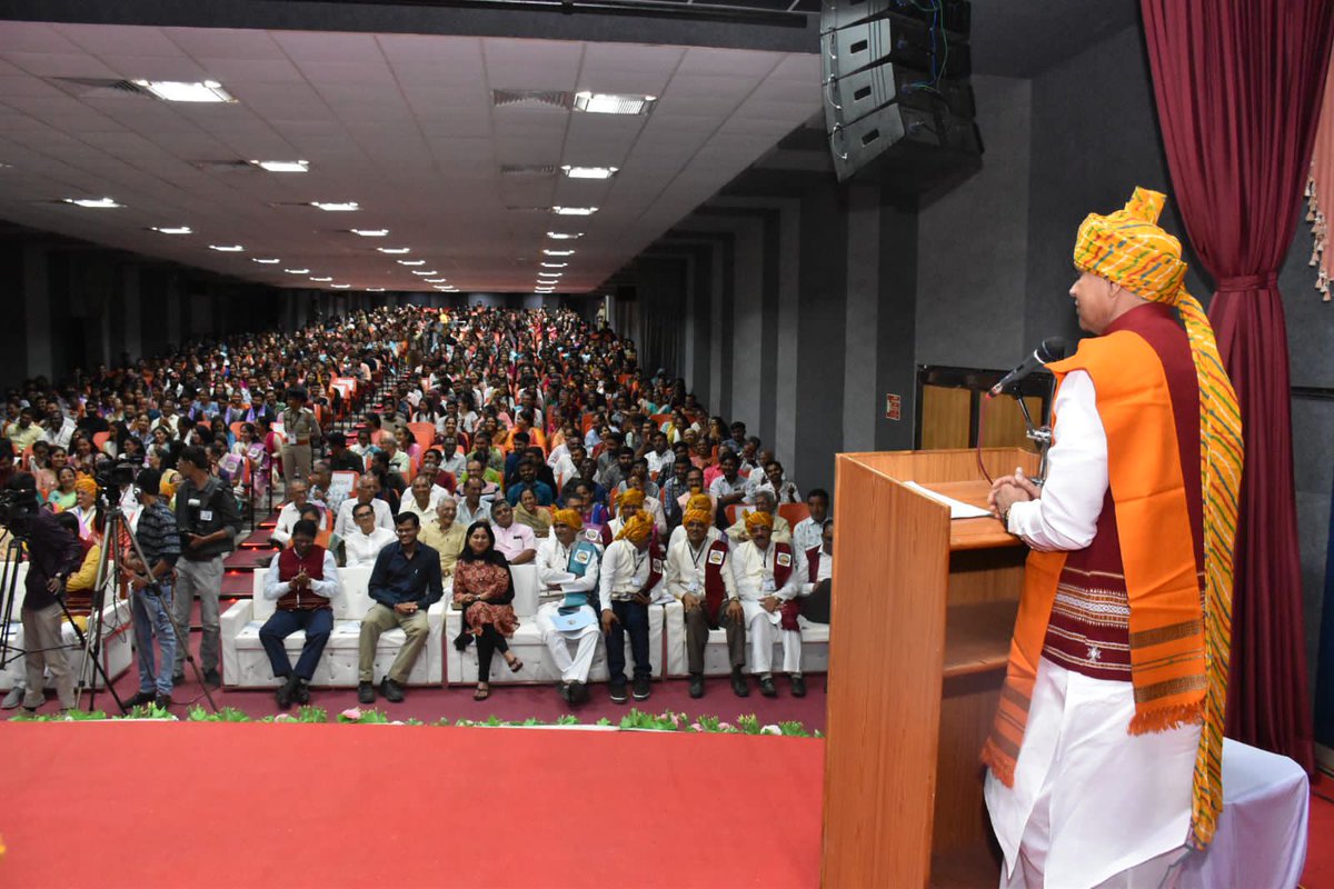 ADevvrat's tweet image. आज क्रांतिगुरु श्यामजी कृष्ण वर्मा, कच्छ विश्वविद्यालय के दीक्षांत समारोह में पदवी धारकों को शुभकामनाएं देते हुए कहा कि युवा अपनी कर्तव्यपरायणता एवं समर्पण भाव से समाज एवं राष्ट्र के उत्कर्ष के लिए प्रतिबद्ध बने। यहां महानुभावों को मानद पदवी से सम्मानित भी किया।