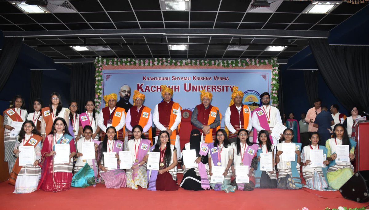 ADevvrat's tweet image. आज क्रांतिगुरु श्यामजी कृष्ण वर्मा, कच्छ विश्वविद्यालय के दीक्षांत समारोह में पदवी धारकों को शुभकामनाएं देते हुए कहा कि युवा अपनी कर्तव्यपरायणता एवं समर्पण भाव से समाज एवं राष्ट्र के उत्कर्ष के लिए प्रतिबद्ध बने। यहां महानुभावों को मानद पदवी से सम्मानित भी किया।