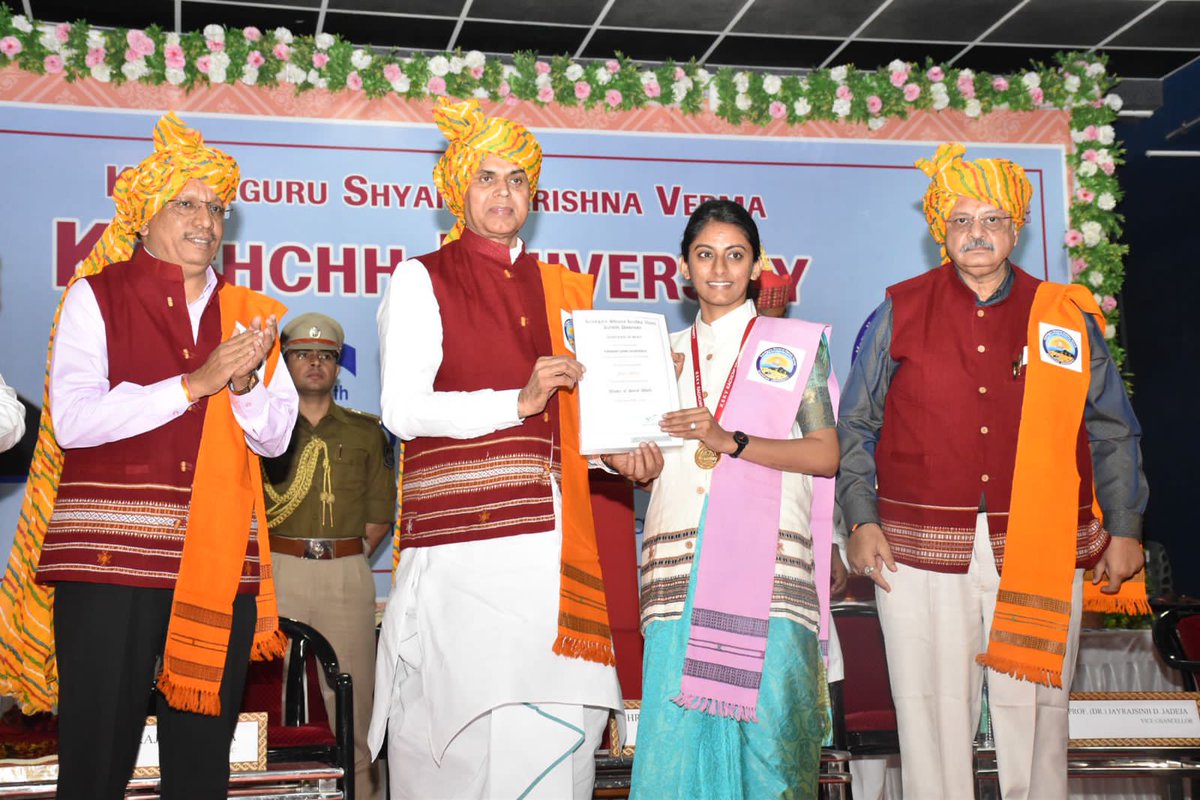 ADevvrat's tweet image. आज क्रांतिगुरु श्यामजी कृष्ण वर्मा, कच्छ विश्वविद्यालय के दीक्षांत समारोह में पदवी धारकों को शुभकामनाएं देते हुए कहा कि युवा अपनी कर्तव्यपरायणता एवं समर्पण भाव से समाज एवं राष्ट्र के उत्कर्ष के लिए प्रतिबद्ध बने। यहां महानुभावों को मानद पदवी से सम्मानित भी किया।