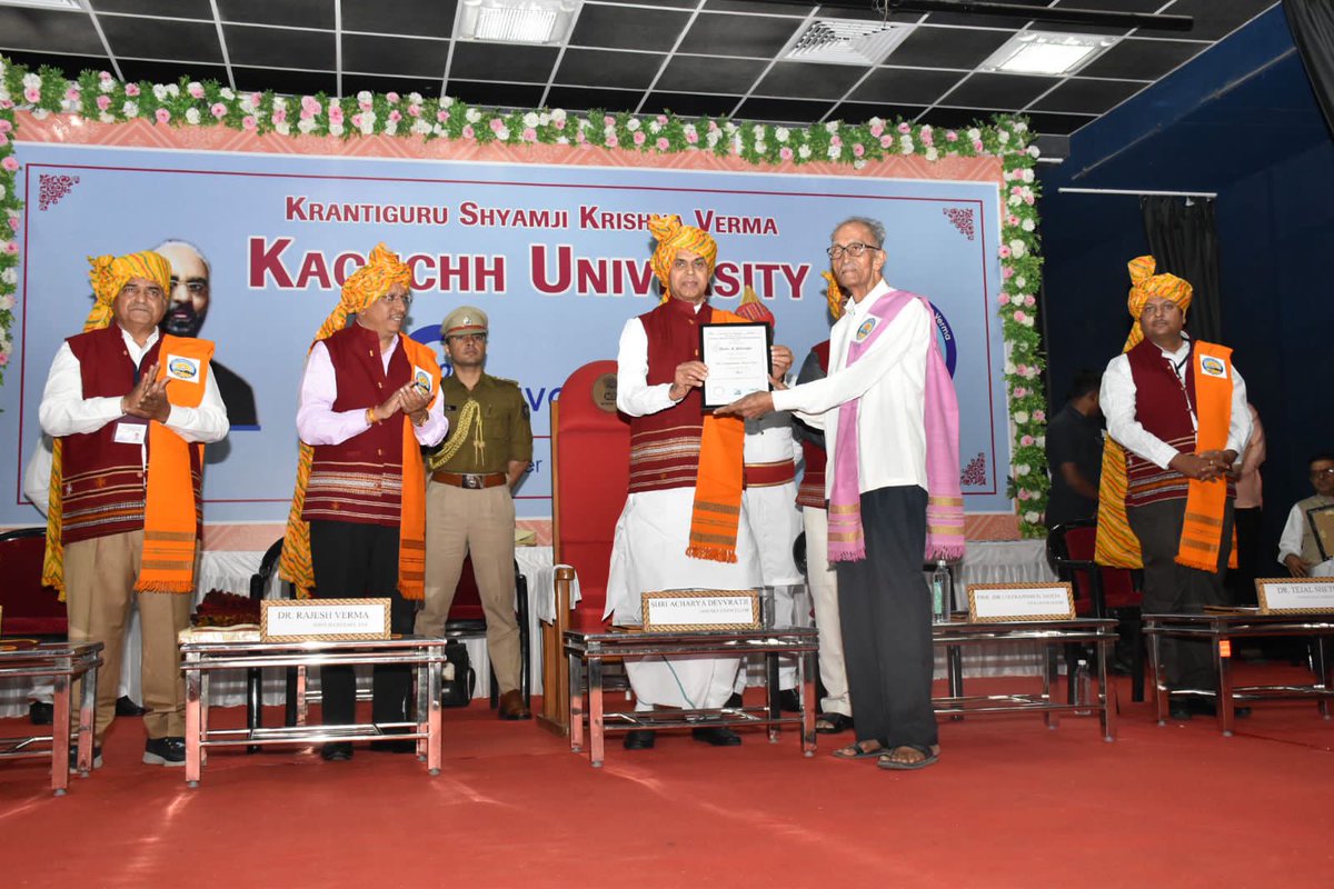 ADevvrat's tweet image. आज क्रांतिगुरु श्यामजी कृष्ण वर्मा, कच्छ विश्वविद्यालय के दीक्षांत समारोह में पदवी धारकों को शुभकामनाएं देते हुए कहा कि युवा अपनी कर्तव्यपरायणता एवं समर्पण भाव से समाज एवं राष्ट्र के उत्कर्ष के लिए प्रतिबद्ध बने। यहां महानुभावों को मानद पदवी से सम्मानित भी किया।