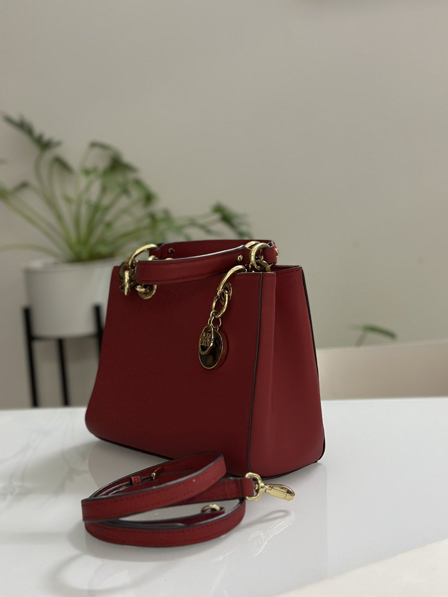 cikbeidy's tweet photo. Selling this babies 
1. Michael Kors cynthia small leather satchel Rm250 :: beli konon nak pakai raya, udahnya raya abes baru sampai KL dari PS UK. https://t.co/3d5GlP1JZ2