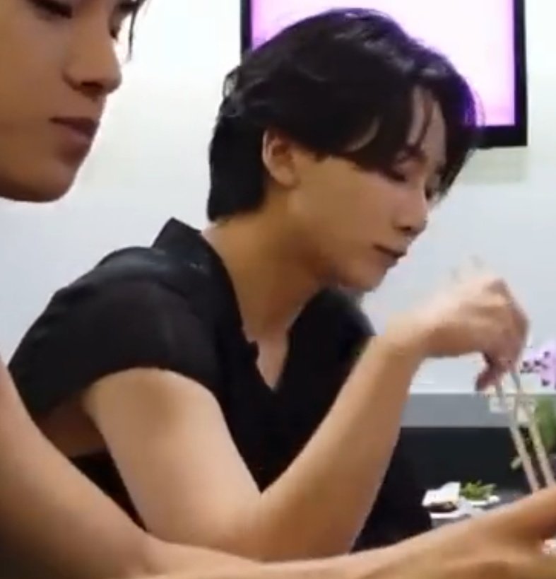 random jeonghan tweet media