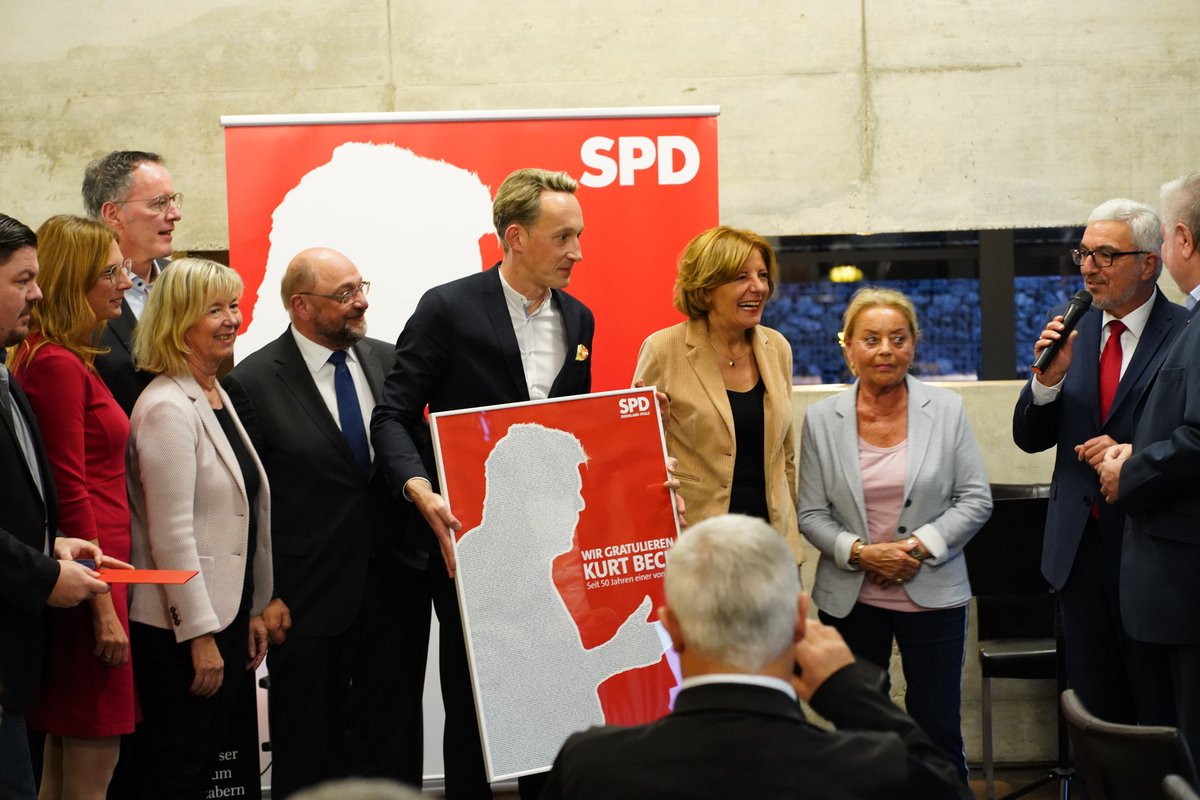 spdrlp's tweet photo. Kurt #Beck – seit 50 Jahren einer von uns in der @spdde! ❤️
Das haben wir gefeiert. 🥳 Gemeinsam mit vielen Gästen in Kapellen-Drusweiler. 👇 #Parteijubiläum https://t.co/aaRb1ZLaqa