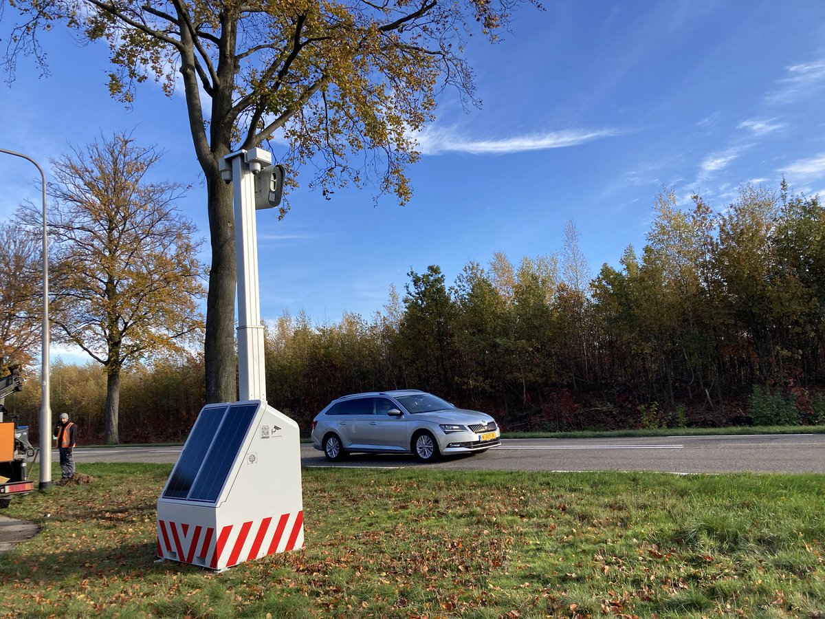 Vandaag is de eerste flexflitser in Limburg geplaatst in Heel. Te hard rijden is een van de belangrijkste oorzaken van verkeersongevallen. Het aantal bestuurders dat zich aan de snelheidslimiet houdt moet omhoog. Handhaving is een van de middelen om dit doel te bereiken. #mvd01.