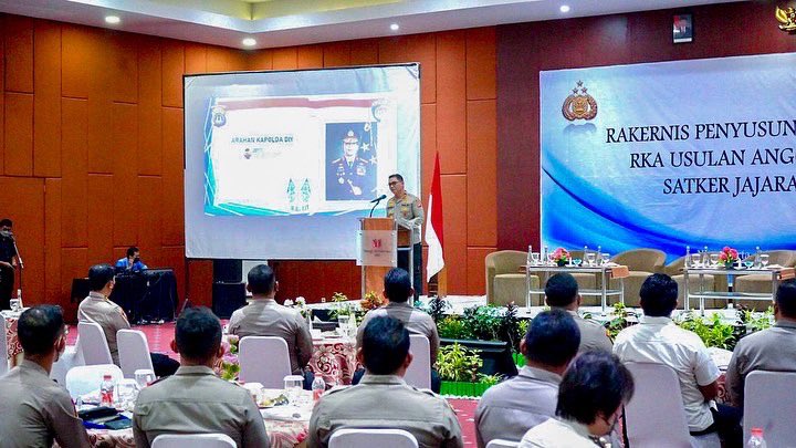 kapoldaDIY's tweet photo. Bersama jajaran @PoldaJogja saya membuka Rakernis Penyusunan dan Penelitian RKA usulan T.A. 2024.

#PolriPresisi
#TransformasiPolriPresisi https://t.co/Xm59YquN1w