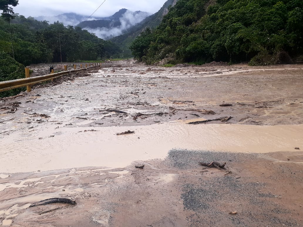 SapvemM's tweet photo. Situación actual en la local 8 ( Túneles)   Desprendimiento de material rocoso, maquinaria enviada por el Gob @JEHYSONGUZMAN  trabaja para restablecer el paso vehicular, a esta Hora 10:06AM existen deslizamientos en la vía que comunica El Vigía-Merida

¡Trabajemos Sin Descanso! https://t.co/xksVJNQJT4