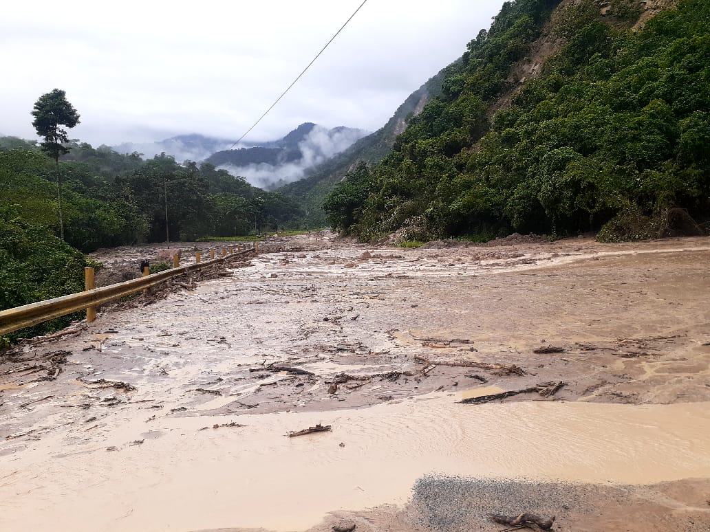 SapvemM's tweet photo. Situación actual en la local 8 ( Túneles)   Desprendimiento de material rocoso, maquinaria enviada por el Gob @JEHYSONGUZMAN  trabaja para restablecer el paso vehicular, a esta Hora 10:06AM existen deslizamientos en la vía que comunica El Vigía-Merida

¡Trabajemos Sin Descanso! https://t.co/xksVJNQJT4