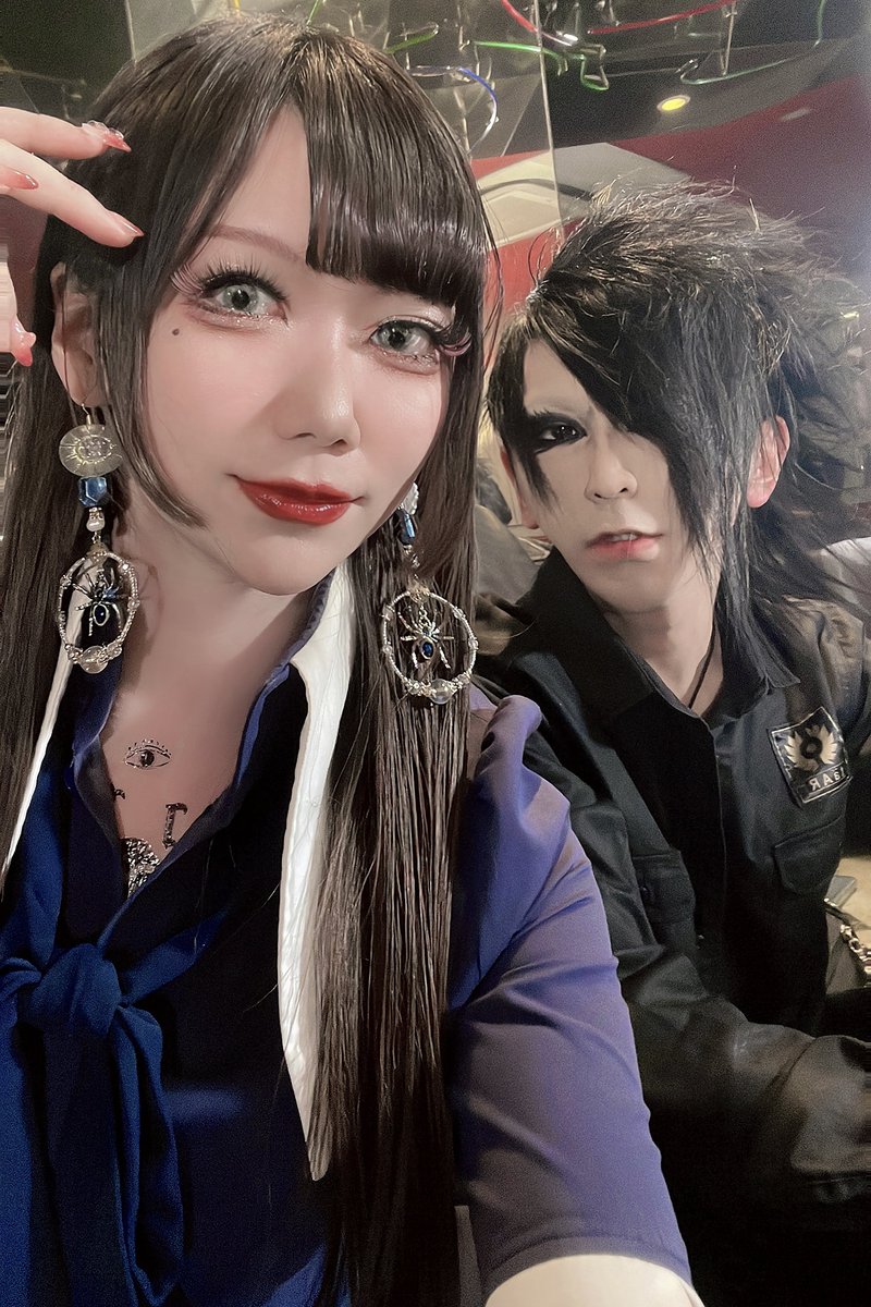 himekatto's tweet photo. お化粧するTKを横目に自撮りする2人
次回は12/11(日)にアコースティックユニットRABBIT RABBIT🐇
Bull's barにてお会いしましょう🍷🎄
#FAITH_of_FATE
#RABBIT_RABBIT https://t.co/D1lp7uaNls