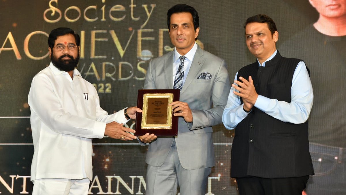 IndianClicks's tweet photo. Society Achievers Awards 2022 calls Sonu Sood 'Nation's Pride'
https://t.co/WNgVdqLbMi
@SonuSood #soonsood #Awards #PRIDE
#societyachieversawards2022
@ashok_dhamankar @UbloodIn @mieknathshinde
@Dev_Fadnavis @apparalaharishk #Indians #Bollywood https://t.co/s9U3G1S95j
