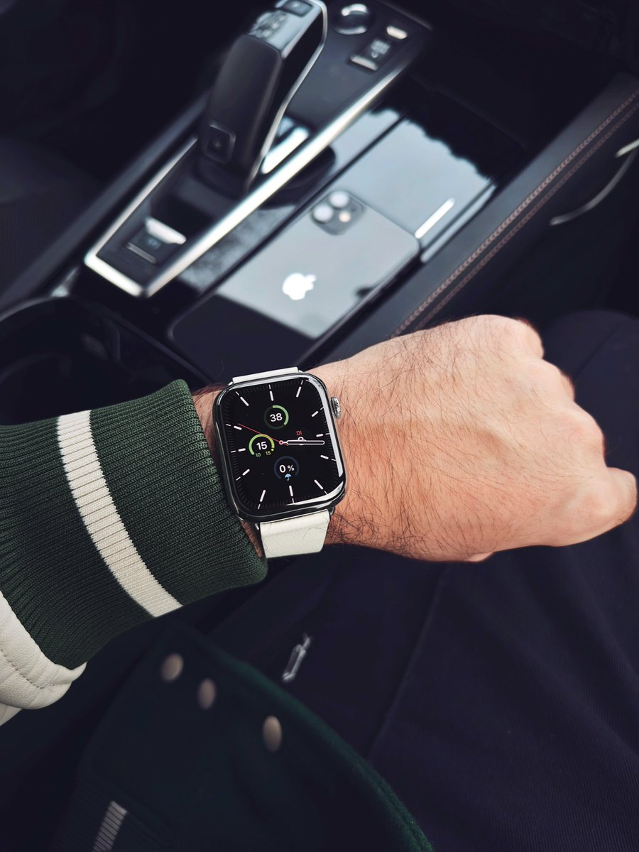 DBrocast's tweet photo. Als ich mir die erste Apple Watch gekauft hatte wurde es mir schnell zu viel und ich war einfach noch nicht bereit damit umzugehen. Aber dank der guten Einstellmöglichkeiten macht es Spaß und ich würde sie nie wieder abgeben wollen. Mein Daily Driver. #apple https://t.co/RgiP6dyeOf