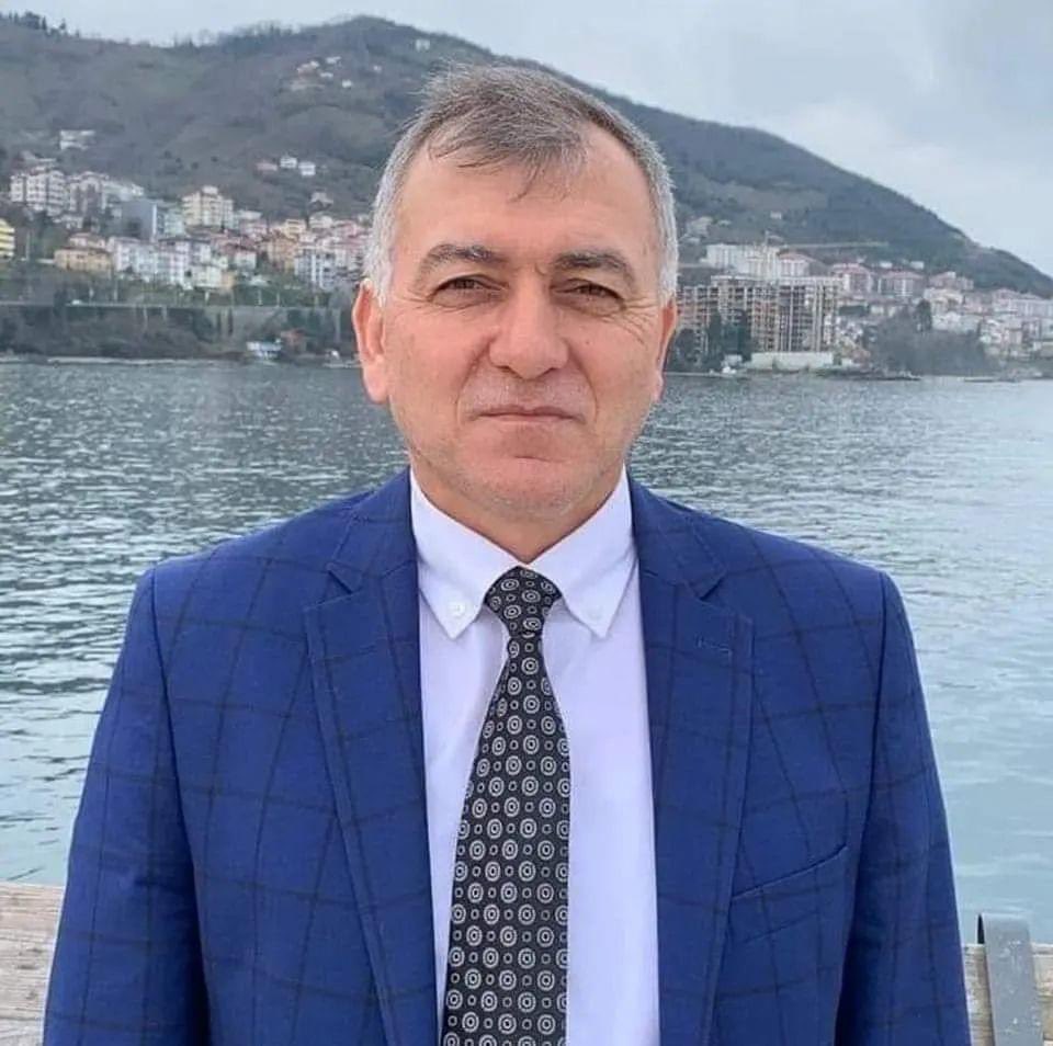 Çamaş Milli Emlak Şef V. Mahmut Kömür vefat etti.
Mahmut Kömür’ün Fatsa Bolaman’da toprağa verileceği bildirildi.
Merhuma Allah’tan rahmet kederli ailesine ve sevenlerine başsağlığı diliyoruz.