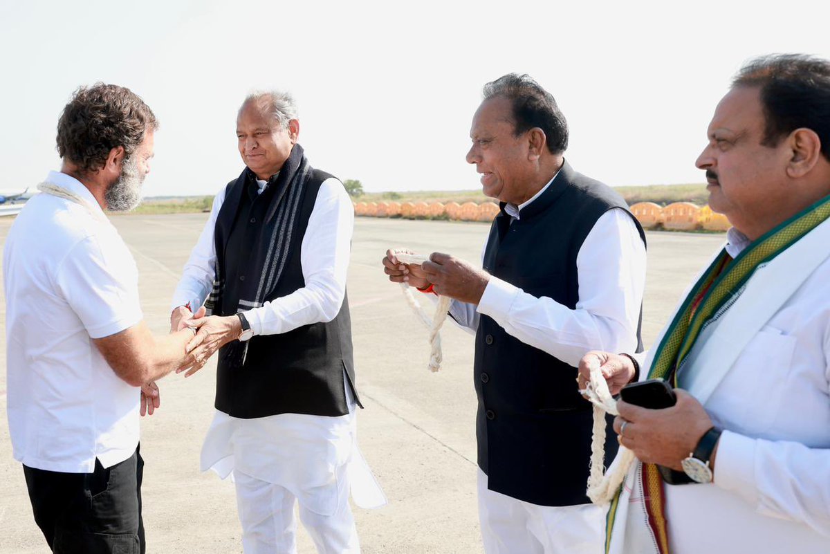 Ashok Gehlot on Twitter "सूरत एयरपोर्ट पर श्री राहुल गांधी का स्वागत