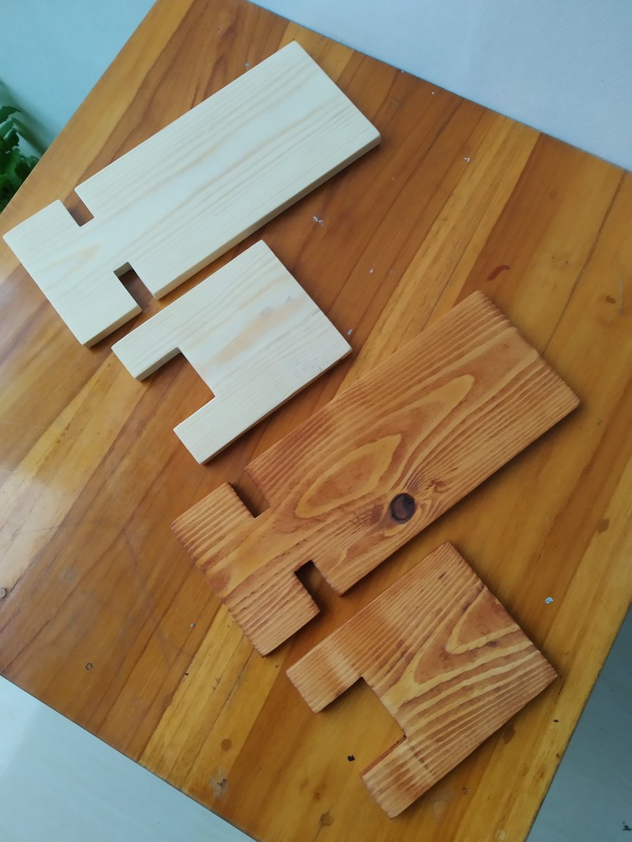 Wooden stand handphone unik, bisa bongkar pasang. Tinggi 18cm, material kayu jati belanda