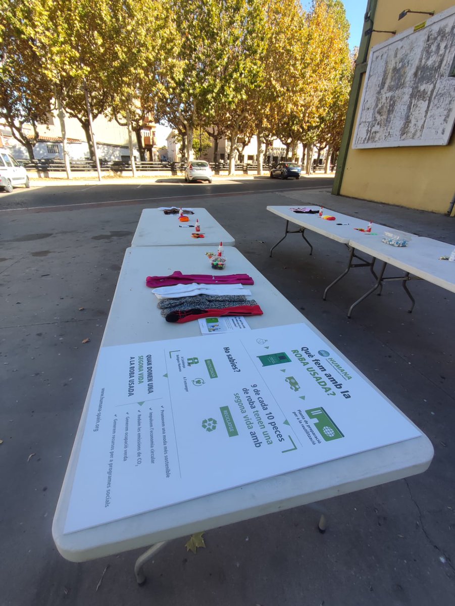 humana_cat's tweet photo. Dissabte passat vam fer titelles amb mitjons procedents de la nostra planta de l'Ametlla del Vallès 

Va ser a @ajdemollerussa i ens ho vam passar d'allò més bé donant una #segonavida als🧦

@residuscat
 #EWWRCAT #modacircular #Catalunyacircular https://t.co/mguqLMRczG