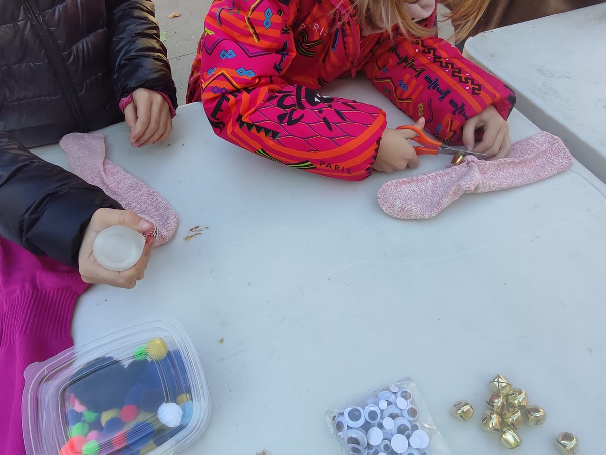 humana_cat's tweet photo. Dissabte passat vam fer titelles amb mitjons procedents de la nostra planta de l'Ametlla del Vallès 

Va ser a @ajdemollerussa i ens ho vam passar d'allò més bé donant una #segonavida als🧦

@residuscat
 #EWWRCAT #modacircular #Catalunyacircular https://t.co/mguqLMRczG