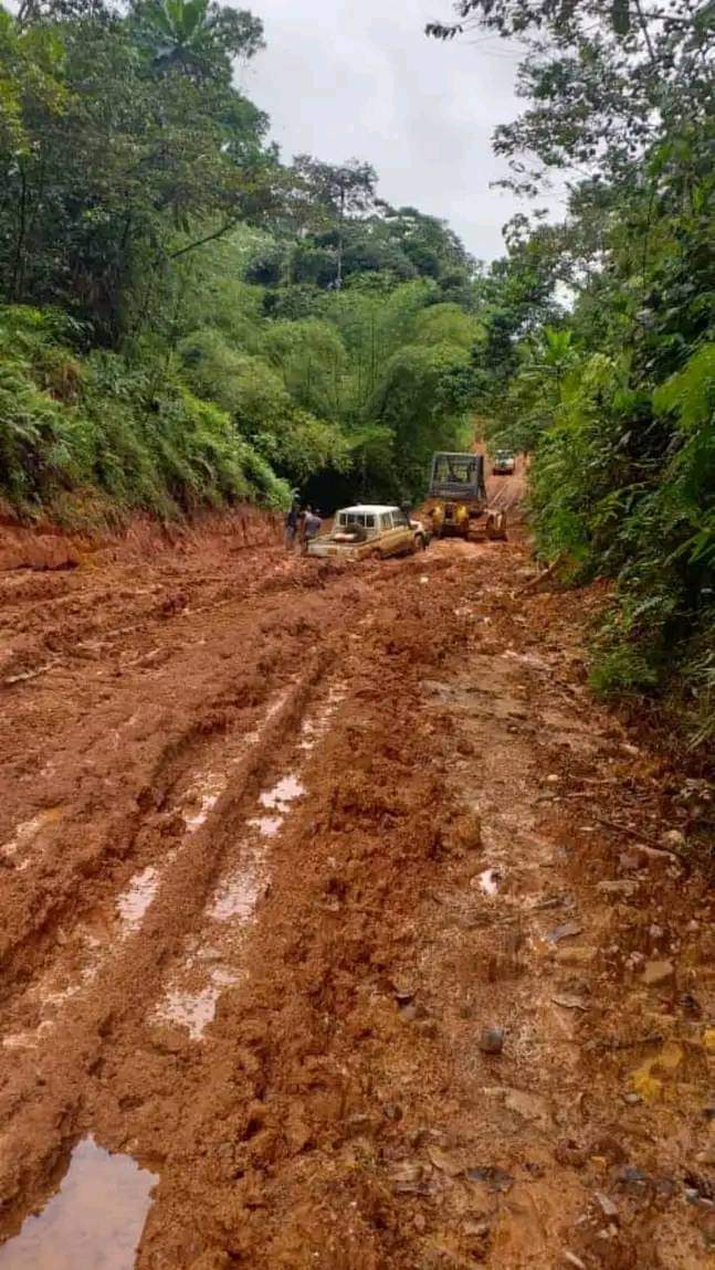 Voilà l'état des routes du #Gabon et c'est ainsi dans tous les secteurs dans un pays producteur de #petrole et 1er producteur mondial de #manganese. Où va cet argent <a href="/Sylviabongo/">Sylvia Bongo Ondimba</a> <a href="/OssoukaRose/">Rose Christiane Ossouka Raponda</a> <a href="/PresidentABO/">Ali Bongo Ondimba</a> <a href="/RoyalSegolene/">Ségolène Royal</a> <a href="/AFD_France/">Agence Française de #Développement (AFD) 🇫🇷 🇪🇺</a> <a href="/BM_Afrique/">Banque mondiale AFR</a>