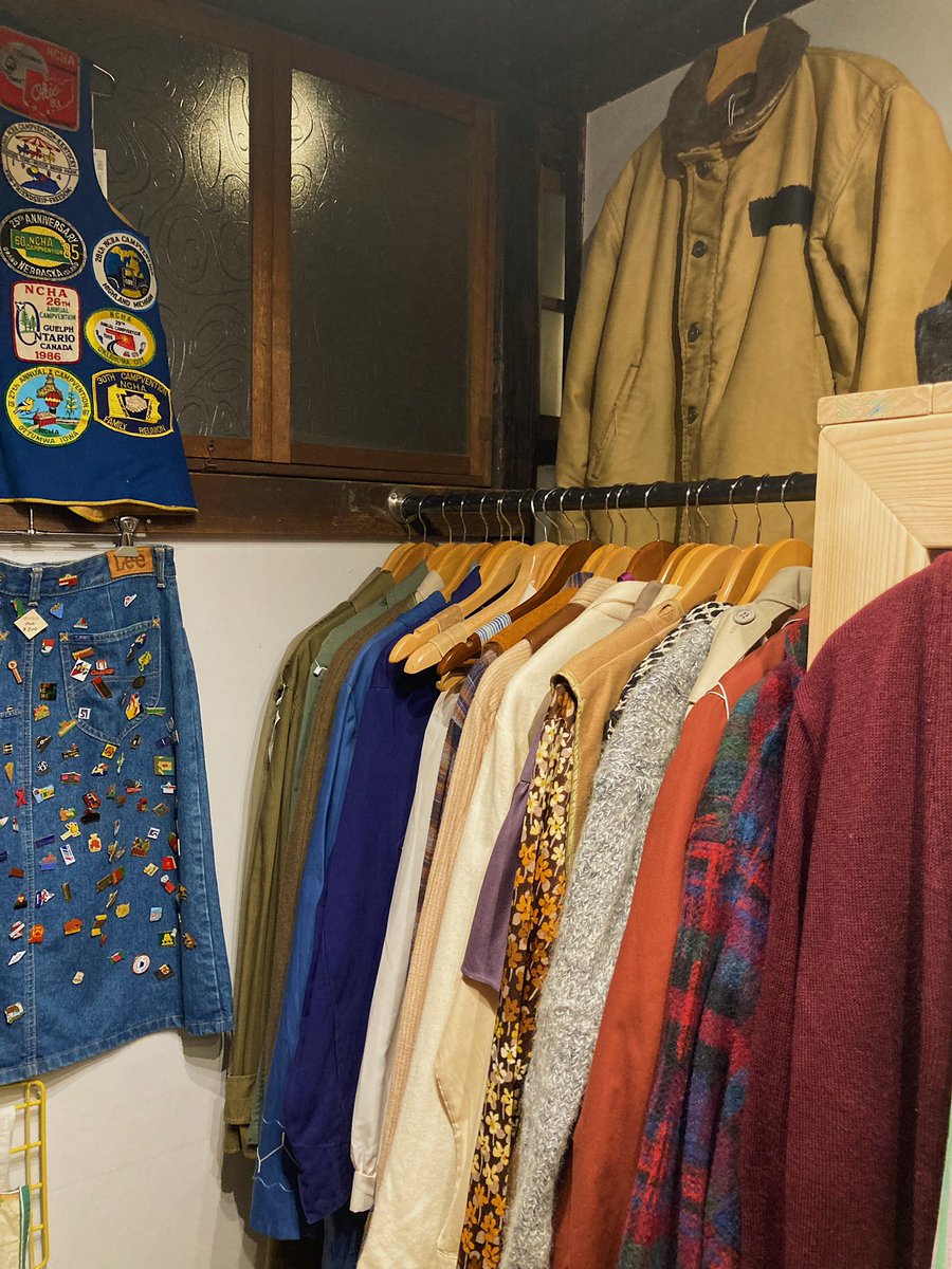 tastemaker_vtg's tweet photo. たまには夜の店の雰囲気も🌠

それにしても夜は冷えます！
古民家組には試練の季節が
今年もついに来てしまいました🤧

寒いのはニガテな私たちですが、
あったかい服を着て
なんとか冬と仲良くしようとしています笑

↓続 https://t.co/QxbpVRicCB
