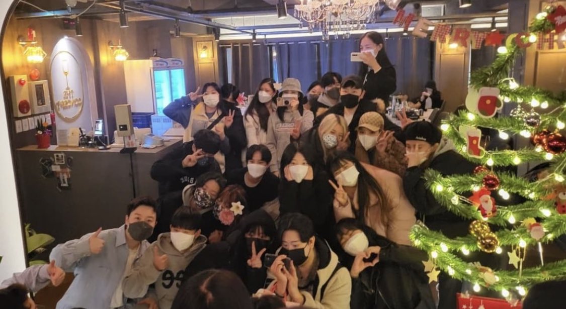 Theconcept2021's tweet photo. I'm looking for a warm year-end employee Please text me on Instagram 01062624390
#직원모집 #이쪽술집 #홍대 https://t.co/DkSSPuStT4