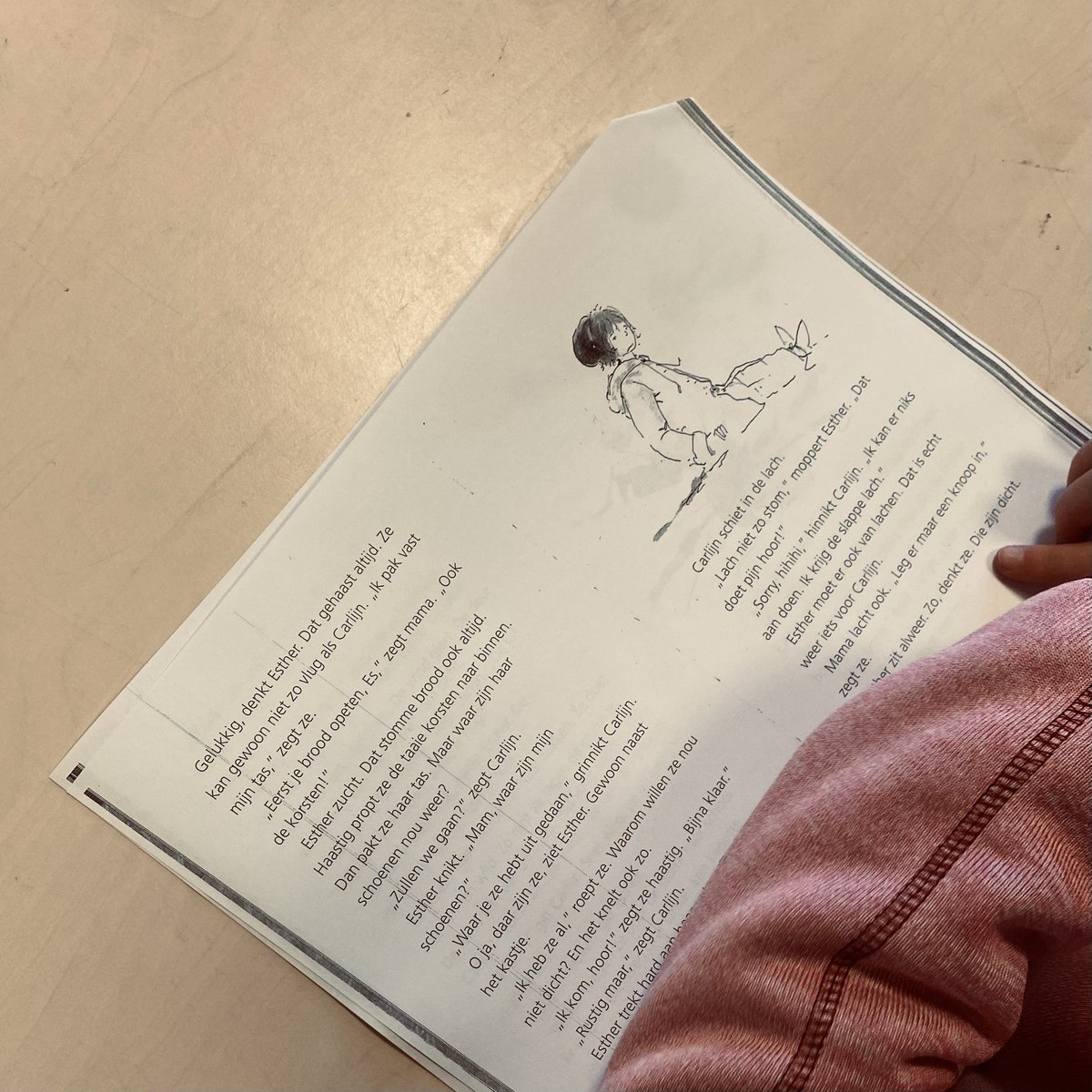 MaritaEskes's tweet photo. Na de instructie van woorden met /i/die klinken als /ie/ (zoals iglo) leest groep 4 samen de eerste bladzijden van het boek ‘Geheime briefjes’. Eerst bijwijzend met de leerkracht, daarna in duo’s en zelf. #leeskilometers 

@JohannesSKOP https://t.co/yrKA1z5h3X