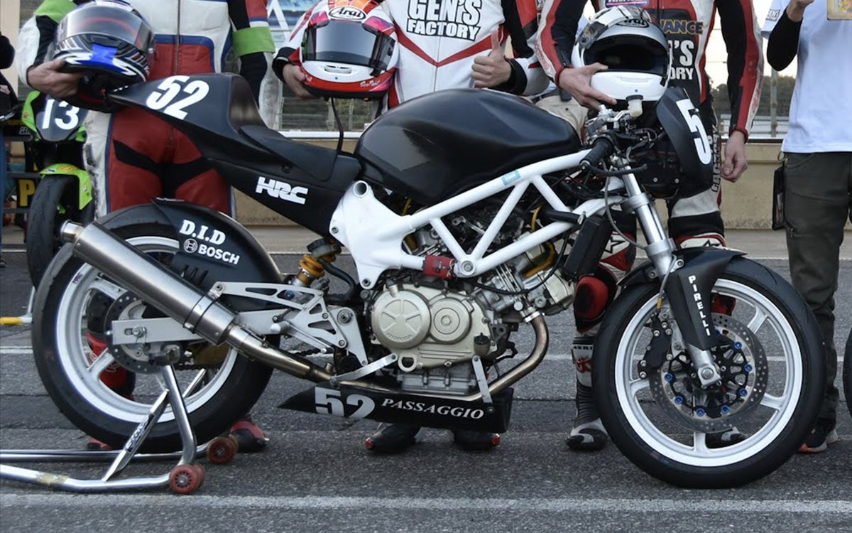 MorimoriJamu's tweet photo. #耐久茶屋 無事終わりました！

前より綺麗なバイクで写真写りいいし、カートリッジ式にしたFサスは乗りやすいし、夜な夜な半年に渡り友人作業してきた甲斐がありました。

応援していただいた皆様ありがとうございました。

#茶耐 #VTR250 #筑波サーキット https://t.co/xx6B8SsP2g