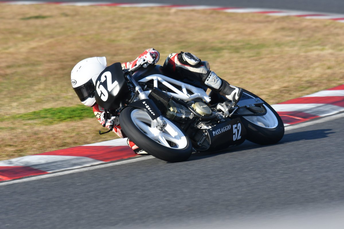 MorimoriJamu's tweet photo. #耐久茶屋 無事終わりました！

前より綺麗なバイクで写真写りいいし、カートリッジ式にしたFサスは乗りやすいし、夜な夜な半年に渡り友人作業してきた甲斐がありました。

応援していただいた皆様ありがとうございました。

#茶耐 #VTR250 #筑波サーキット https://t.co/xx6B8SsP2g
