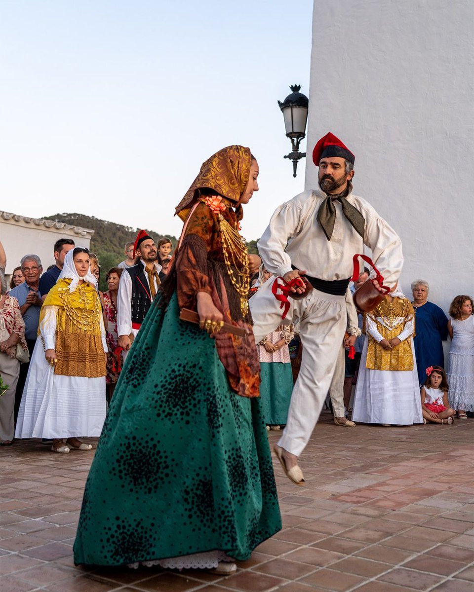 Ball pagès, an ancestral ritual in full swing. Discover why it is an unique tradition 👉🏼 tinyurl.com/szngos5 #Ibiza #Eivissa #SantJosep #BallPages