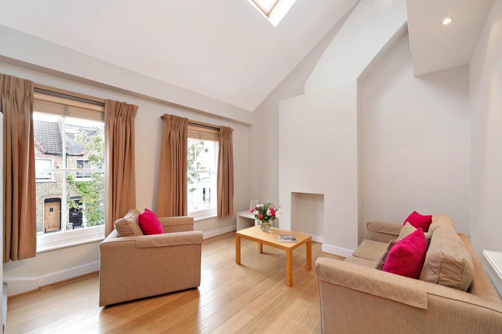 A bright and spacious, 2 bed, 2 bath, first floor flat on Hugon Road - a quiet residential street in Fulham. Available soon!⁠
⁠
⁠🔴 Contact Faye at fayeharvey@marstonproperties.co.uk 🔴⁠
⁠
#hugonroad #fulhamhome #homestolet #londonflat #flattolet #marstonproperties