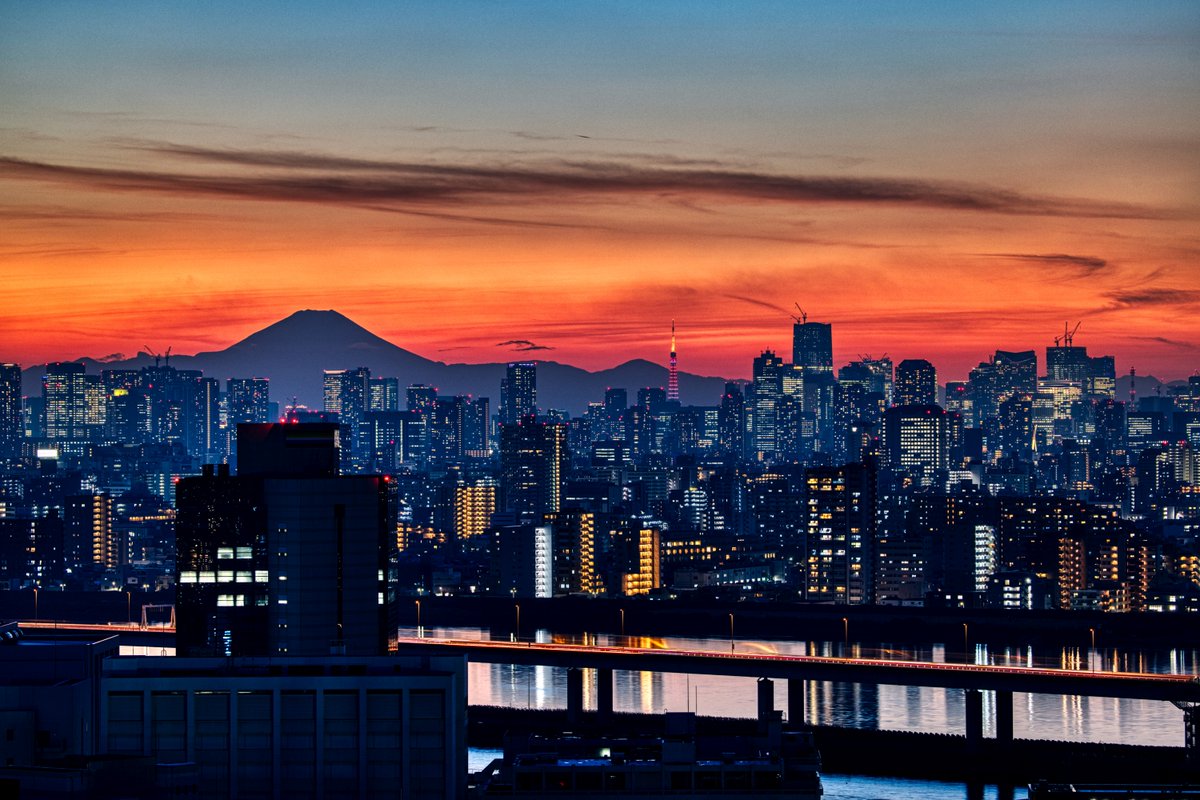 bluestylecom's tweet image. 本日の夕焼け
麻布台ヒルズのタワークレーンが1基減っています。