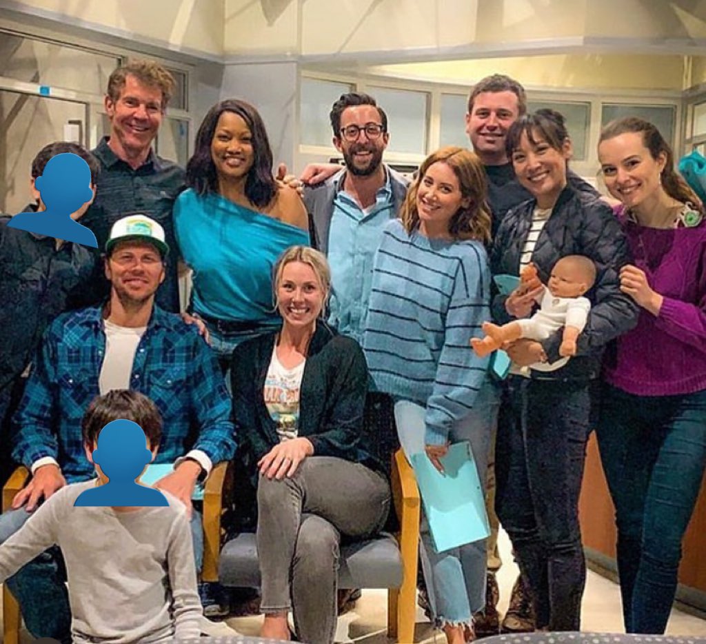 #⃝MerryHappyWhatever

               𓂃 Reprise du tournage !
Nos acteurs réuni pour une scène de famille.