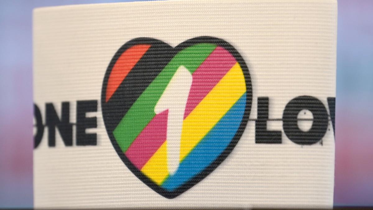 welt's tweet photo. Deutschland knickt ein - Neuer spielt ohne „One Love“-Binde https://t.co/hzjwRcijw0 https://t.co/wz0MAtZXEz
