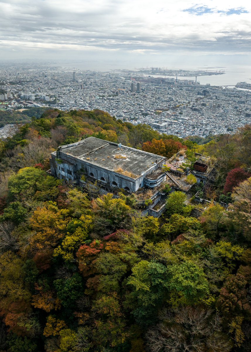 晩秋の山中より。神戸の街並みを今でも見届けている廃墟、摩耶観光ホテル。