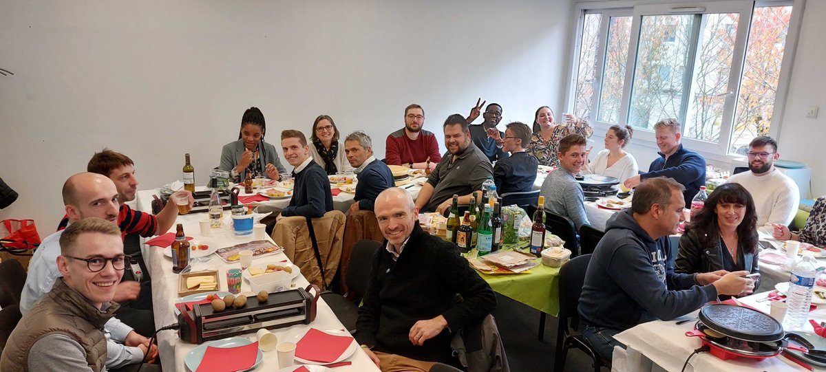 🧀Que de beaux sourires !🧀 Vendredi midi, c'était raclette party avec nos #entrepreneurs à #Rouen 😋 https://t.co/mmI3FoBh8j