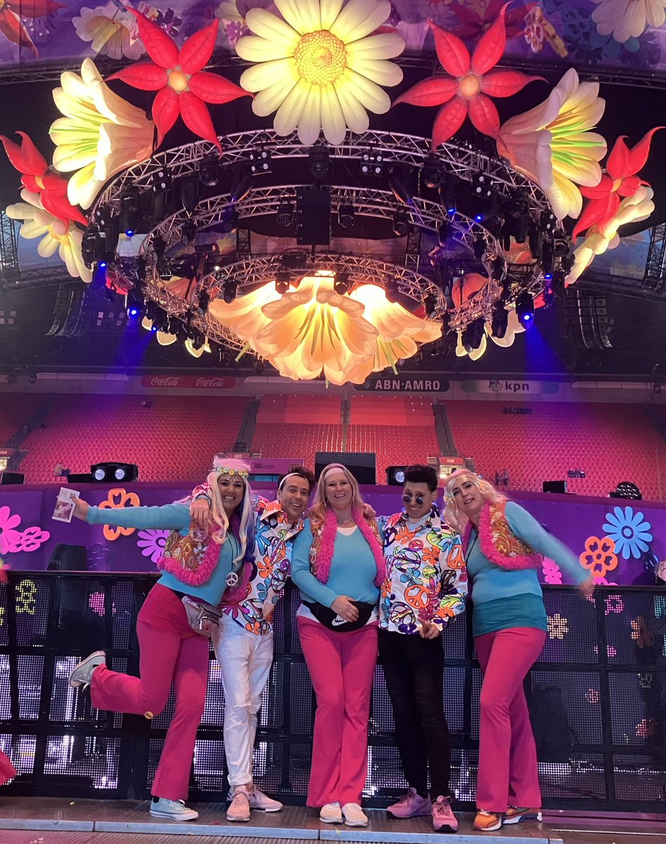 Els_Lindeboom's tweet photo. Toppers bij de #ToppersInConcert. Wat een feestje. Maar wat was het koud. Bij een uurtje in de rij, lagen mijn tenen los in m’n sjoes. Froger kan wel stoppen. Die hoor je toch niet 😂 @fransbauer_ was Top! https://t.co/spa7LHxTdU