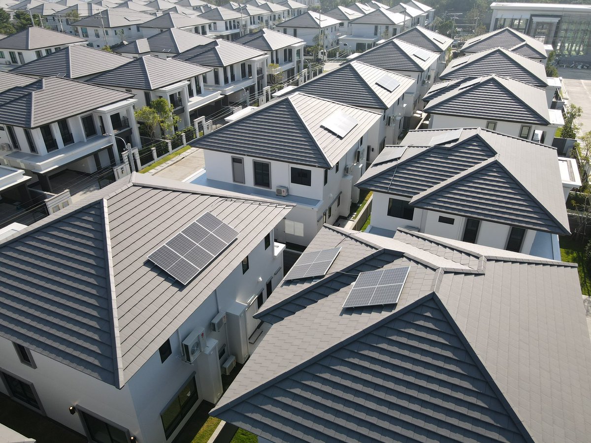 Thavisin's tweet photo. แสนสิริติดตั้ง Solar Roof ไปแล้วกว่า 600 หลัง เยอะที่สุดในวงการอสังหาฯ แล้วครับ https://t.co/90beCanRb6
