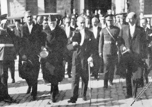 Bu fotoğraf dursun burada...
Mustafa Kemal Atatürk, Anadolu'yu işgale kalkışan Venizelos'u Ankara'da ağırlıyor.
"Sisi de Sisi" diye bağıran pabucumun Atatürkçüleri görür de belki bir ders çıkarırlar.