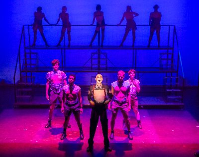 Nieuwe versie van Cabaret in premiere tinyurl.com/2pt53vtc