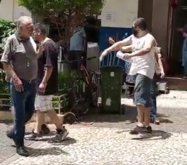 DefecatingB's tweet photo. Mulher agredida em Franca. De acordo com publicações aqui no Twitter, o agressor é este da foto. Também esteve na confusão foi o candidato ao senado pelo PCB Tito Flávio, que passou um pano: "Não foi uma ação pensada da parte dele, mas uma reação ao que estava acontecendo”. https://t.co/zV3D7Y19yh