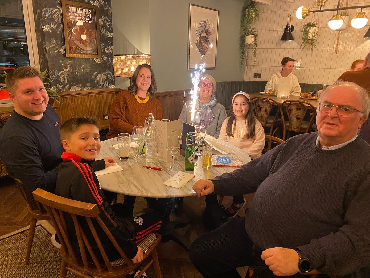 TheAviatorPub's tweet image. We absolutely love a good opporunity to come and sing to our guests and we even try to stay in tune 🎂🎶🎤 Happy Birthday to Barbara, Allan and Suikei #birthdaycake #Celebrate #eatinstyle