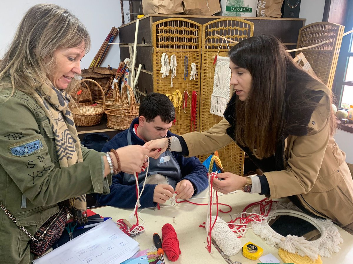 AreaEmpleoFSMLR's tweet photo. ✈️ #RuralEmployabilityNetwork 🍃👥 viaja a #Portugal y conoce el proyecto "(Re) Colher", de Associação A4 🇵🇹 Busca la #reinserción de personas con problemas vinculados con alcohol a través de la #agricultura, #mimbre y #macramé ¡Gracias por invitarnos! https://t.co/Q7e4l6CC1s https://t.co/orLjP8gKSl