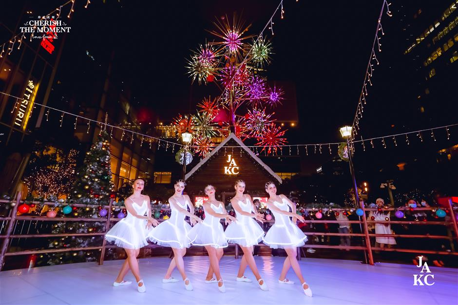 shanghaidaily's tweet photo. Festive cheer is brewing across #Shanghai with the return of #wintermarkets and #lightdisplays. Artificial snow fell at the One East Mall last Friday as a sign of the winter holidays, which was probably the first "snow" in Shanghai this year! https://t.co/4NmDe0rA59 https://t.co/QIBEuCnVgV