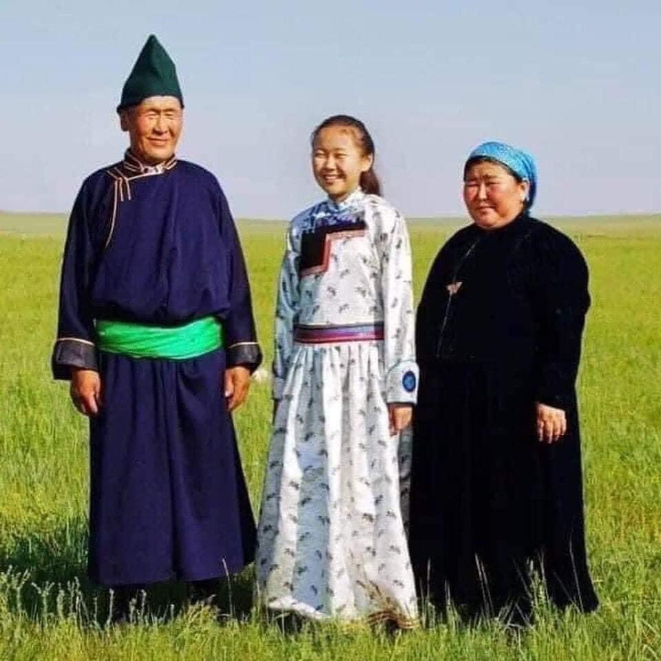 ӨМӨЗО-ны Хөлөн-Буйрын Шинэ Барга хошууны Буриад бацган Бүтэдмаа 🤗.
Эхний зураг: 5 настай Бүтэдмаа охин, 2003 онд🤗
Сүүлийн зураг 16 настай Бүтэдмаа охин аав ээжийнхээ хамт, 2014 онд
Зурагчин ХаньЧэнли