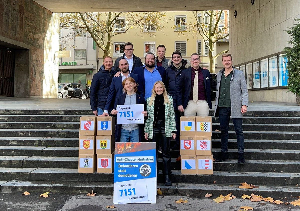 AntiChaoten's tweet photo. Unsere Initiative ist eingereicht! 🥳 Wir freuen uns schon auf den Abstimmungskampf! https://t.co/yeyRwYmpRc