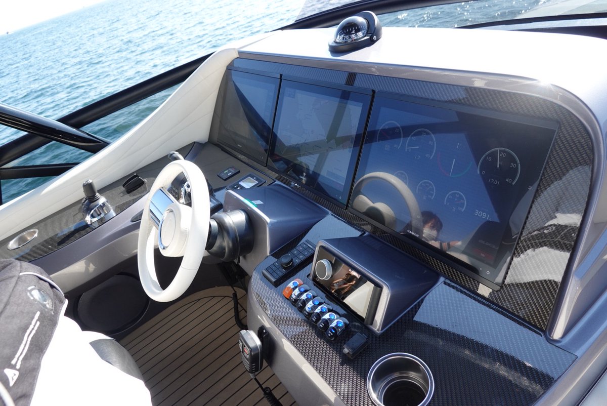 tamadrive_nx's tweet photo. Lexus LY650の最高速度は35ノット(約65km/h)、燃費は0.2km/Lだそうです。🙀
基本価格4.5億円、オプションを加えて6億円だったそうで、今なら為替や材料高騰でさらに1.5倍!?
#Lexus #LY650 https://t.co/hCapfZiHdf