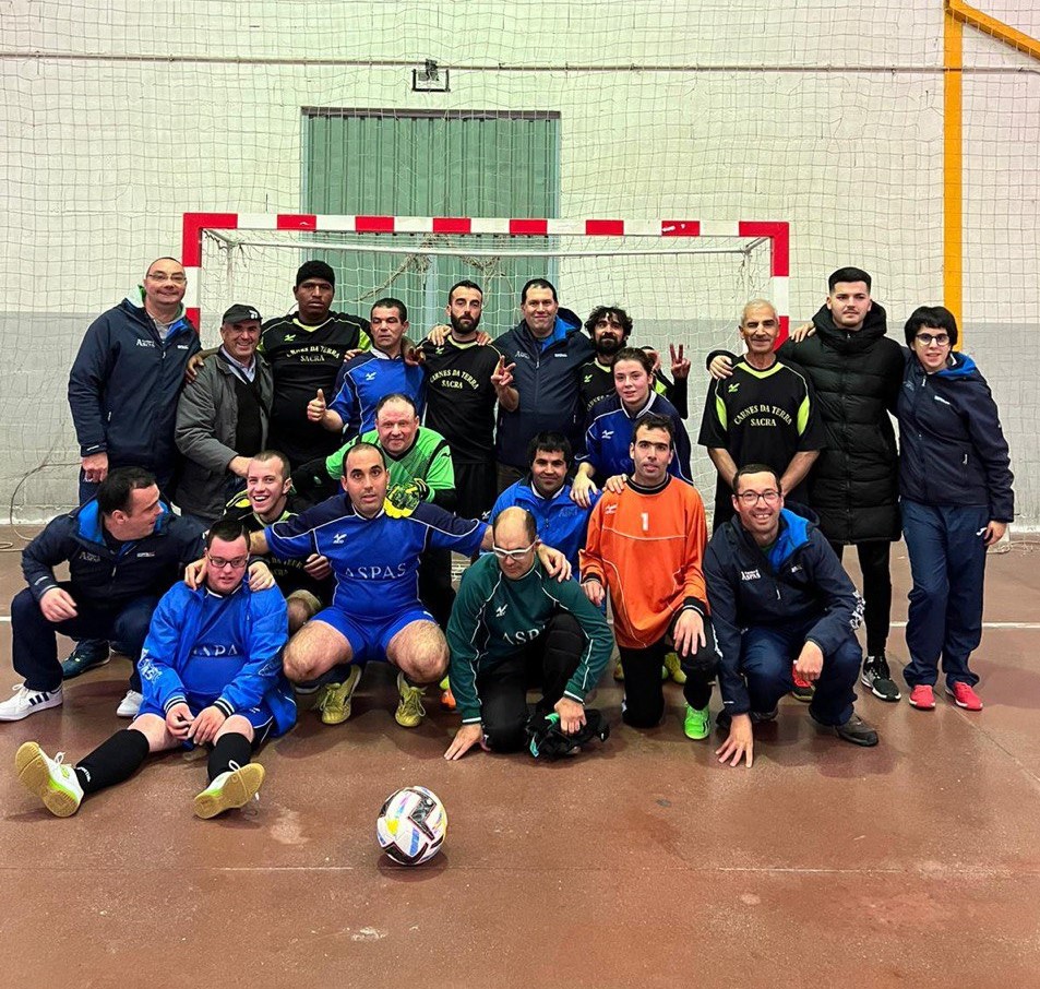 AsociacionAspas's tweet photo. ⚽️ Partidos de fútbol en Prodeme
Pasamos un día xenial xogando partidos de fútbol amistosos… grazas a Prodeme por invitarnos a comer na asociación!
As actividades deportivas en boa compañía desfrútanse moito mais! 😁
#AsociacionASPAS #Deporte #Futbol #Prodeme https://t.co/94q3xvj9uq